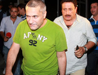 Mehmet Ali Erbil, arkc Gkhan Gney ve uzayl trkc lakapl Mustafa Topalolu kumar oynarken yakaland